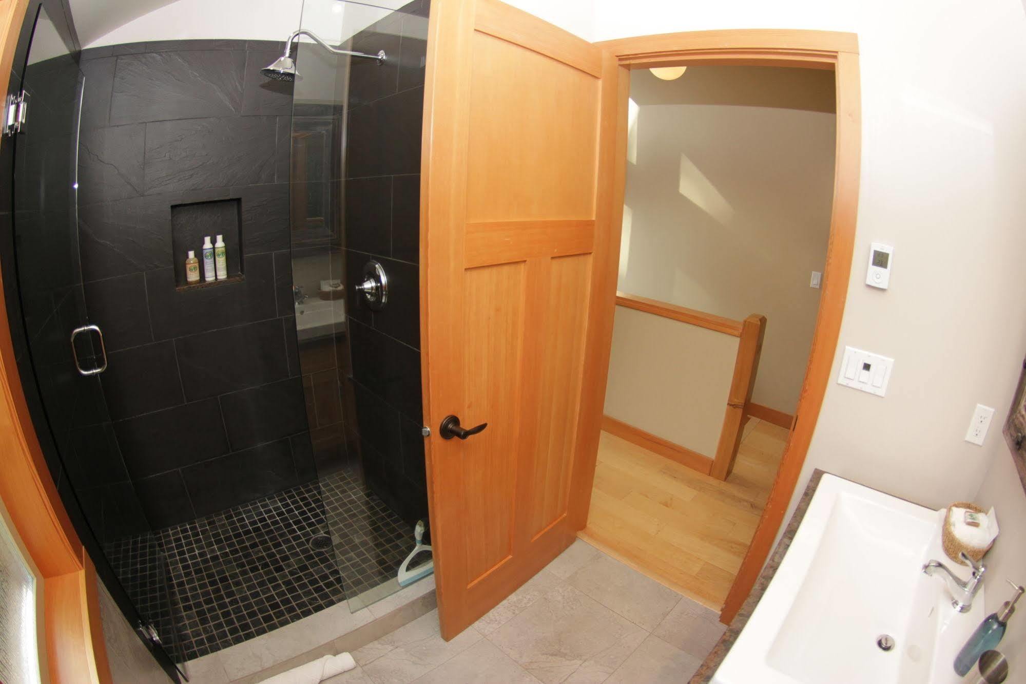 Black Bear Guesthouse Tofino Extérieur photo