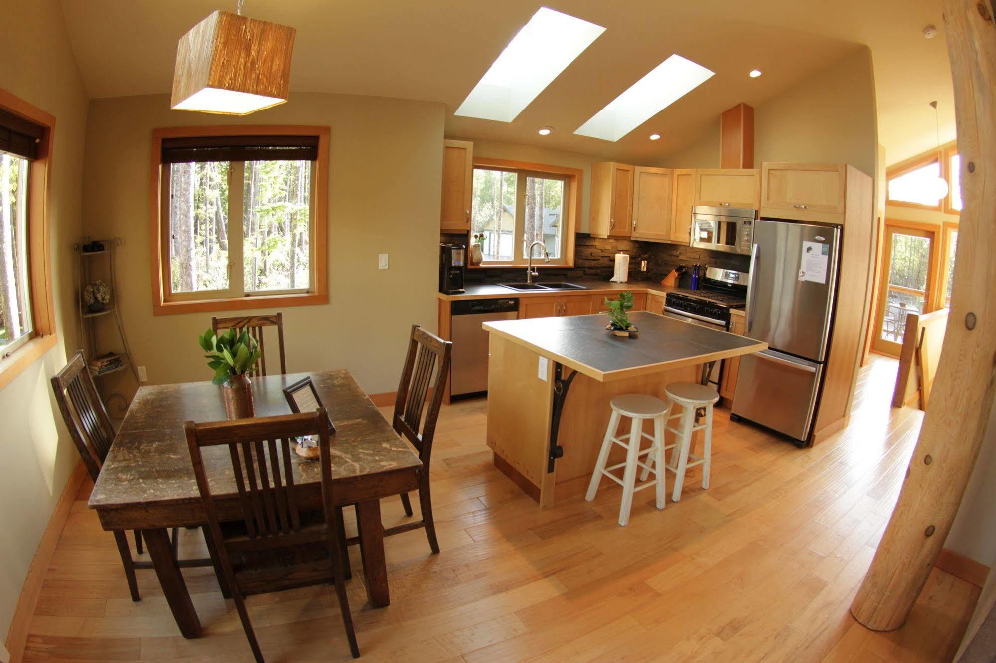 Black Bear Guesthouse Tofino Extérieur photo