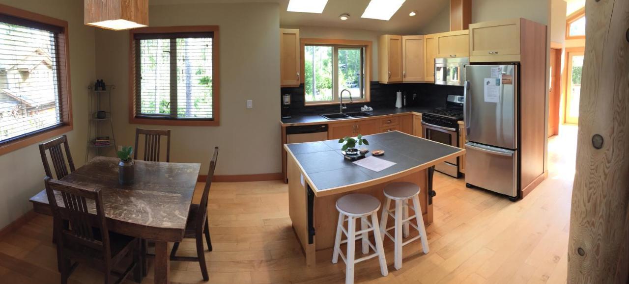 Black Bear Guesthouse Tofino Extérieur photo