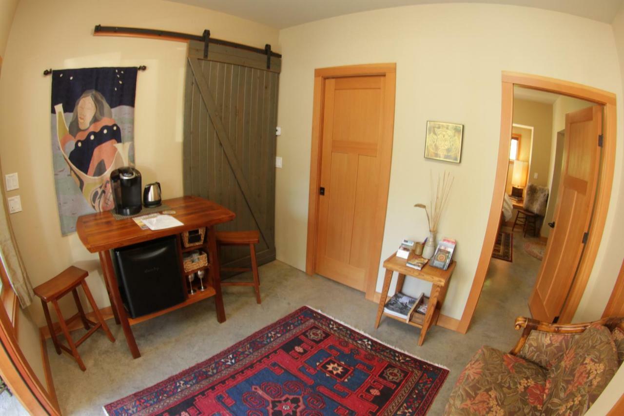 Black Bear Guesthouse Tofino Extérieur photo